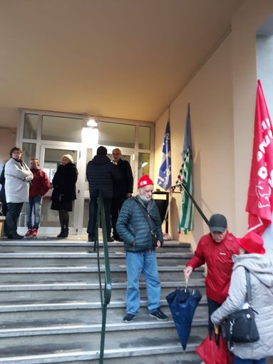 Rivoli, presidio dei sindacati della Asl To3 davanti al Poliambulatorio di via Piave [FOTO]