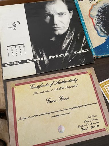 prodotti sequestrati appoggiati su un tavolo