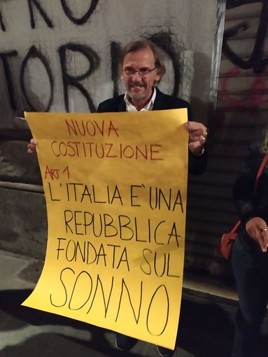 A Vanchiglia va in scena il flash mob pro-vineria: “Tirabusciò capro espiatorio” [FOTO e VIDEO]