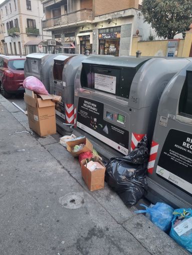 Torino sommersa dai rifiuti, specie in Borgo Vittoria e Barriera di Milano
