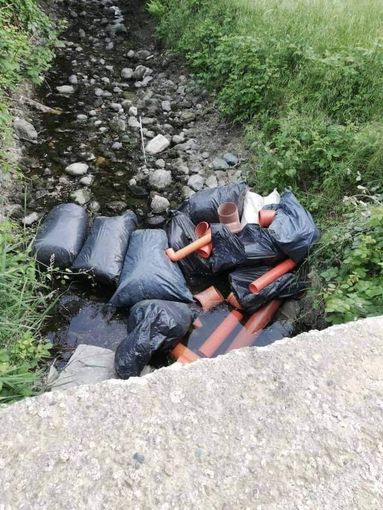 Nel corso d'acqua di corso King aveva abbandonato rifiuti e macerie edili, oltre a plastiche e cavi elettrici Nel corso d'acqua di corso King aveva abbandonato rifiuti e macerie edili, oltre a plastiche e cavi elettrici