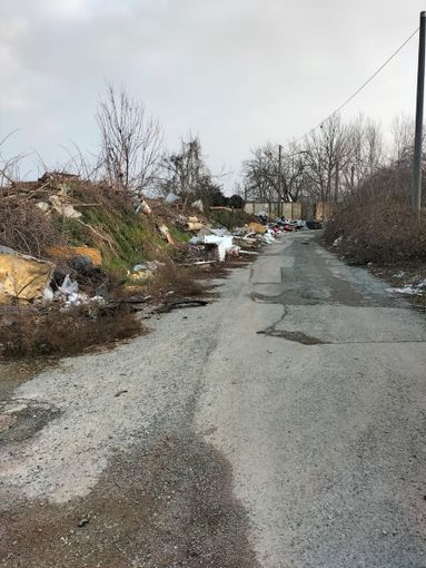 rifiuti abbandonati in strada rifiuti abbandonati in strada