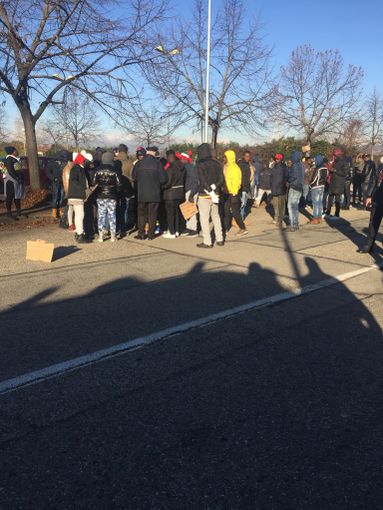 Rifugiati del Meditur in strada: protestano per i ritardi nell'arrivo dei documenti (FOTO e VIDEO)