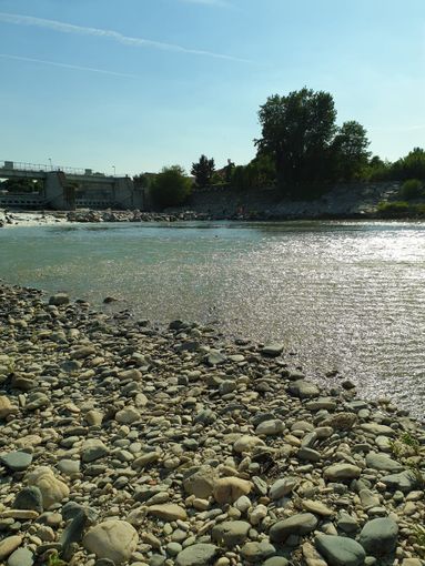 Due ragazzi finiscono nel fiume per recuperare uno zaino: li salvano i vigili del fuoco Due ragazzi finiscono nel fiume per recuperare uno zaino: li salvano i vigili del fuoco