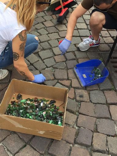 CasaPound ripulisce Piazza San Carlo dai cocci di vetro