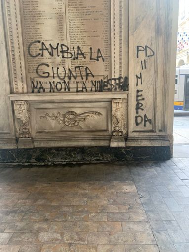 scritte sui muri di Palazzo Civico