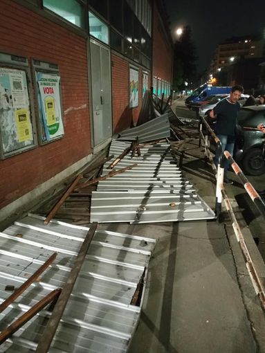 Torino, crollo del tetto dell'elementare Chiovini: ipotesi cedimento sostegni Torino, crollo del tetto dell'elementare Chiovini: ipotesi cedimento sostegni