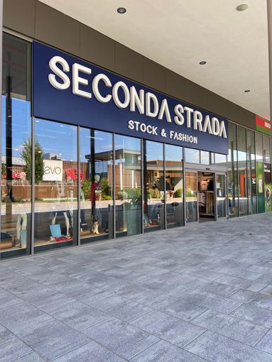 SECONDA STRADA®, la nota catena varesina di store di grandi firme di abbigliamento a prezzi scontati, apre un punto vendita di 1500 mq a Mondojuve Shopping Village di Torino-Vinovo SECONDA STRADA®, la nota catena varesina di store di grandi firme di abbigliamento a prezzi scontati, apre un punto vendita di 1500 mq a Mondojuve Shopping Village di Torino-Vinovo