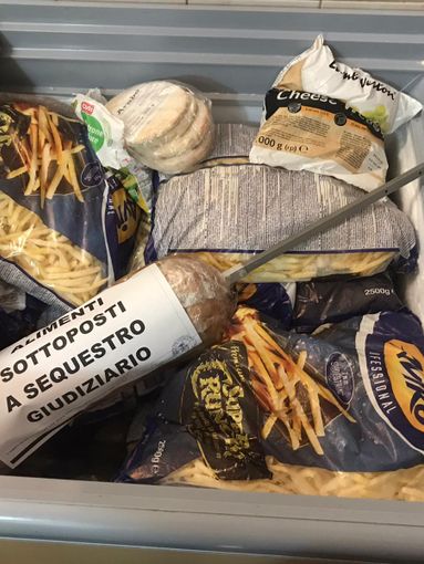 La municipale sequestra alimenti scaduti e chiude un kebabbaro in corso Vittorio