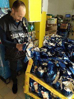 GdF Torino, sequestro Uova di Pasqua con sorprese "insicure" GdF Torino, sequestro Uova di Pasqua con sorprese "insicure"