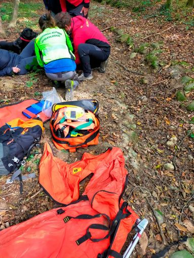 Cade nei boschi tra Avigliana e Giaveno, portata in salvo dal Soccorso Alpino
