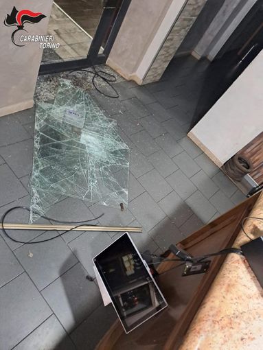 Tre spaccate e tre arresti in meno di un mese: di nuovo in manette il ladro che colpisce gli esercizi pubblici del Rivolese