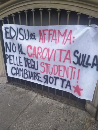 Lo striscione affisso fuori dalla Sala studio Edisu in via Buonarotti