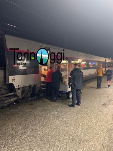 treno fermo al confine con la Francia