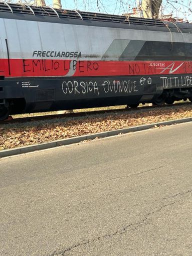 Graffiti sulla locomotiva e Frecciarossa in corso Castelfidardo