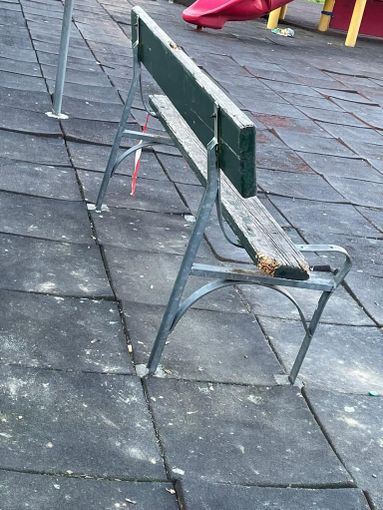 Vandali in azione ad Aurora, arredo urbano distrutto ai Giardini “Madre Teresa”