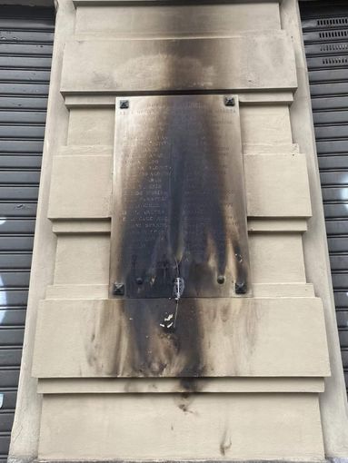 Lo scorso 14 settembre ignoti avevano dato fuoco alla corona di alloro posata in onore dei caduti