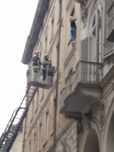 Paura in via Cernaia a Torino: donna minaccia di buttarsi da un palazzo Paura in via Cernaia a Torino: donna minaccia di buttarsi da un palazzo