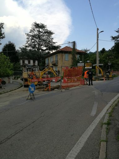 Si apre una voragine in strada Cavoretto, residenti senza acqua e mezzi pubblici fino a sera. Alle 20 terminata l'emergenza