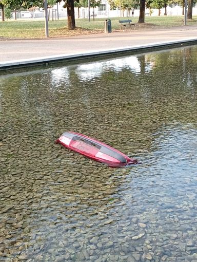 Piazza d’Armi, fontane come discariche: spunta un paraurti tra i getti d'acqua