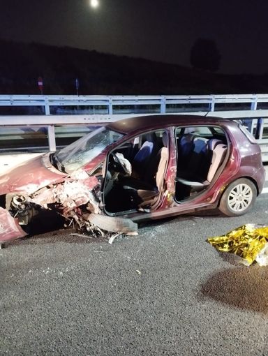 Auto imbocca la tangenziale in contromano e provoca un incidente: un ferito in codice rosso al Cto Auto imbocca la tangenziale in contromano e provoca un incidente: un ferito in codice rosso al Cto