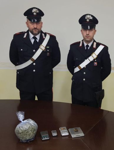 Consegnava droga a domicilio, intercettato pusher con 210 grammi di hashish e marijuana nello zaino [VIDEO]