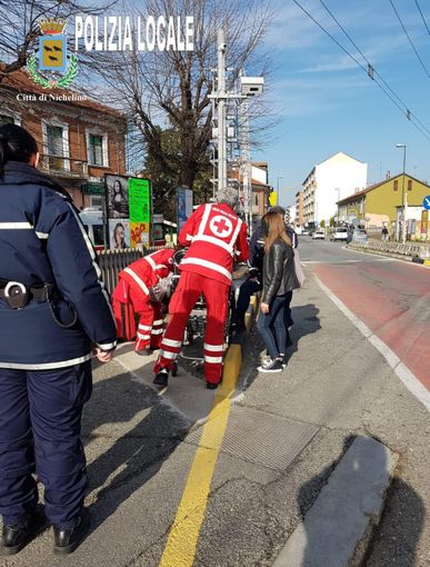 Giovane si sente male nei pressi della stazione di Nichelino, attimi di paura e traffico in tilt