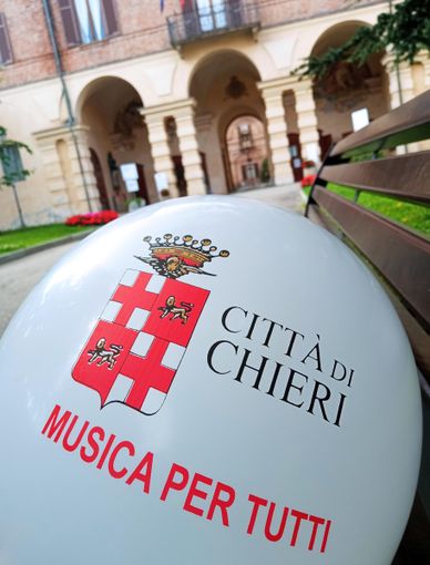 “Musica per tutti”: palloncini per le persone sorde, Chieri sempre più accessibile