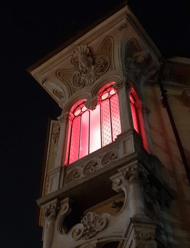 Giornata contro la violenza sulle donne: si illumina di rosso la sede dell'ordine dei medici Giornata contro la violenza sulle donne: si illumina di rosso la sede dell'ordine dei medici