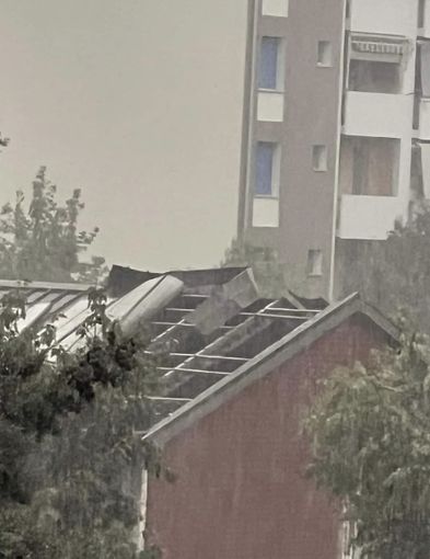 Nuova bomba d'acqua a Torino: grandine, frane, alberi caduti e traffico in tilt. Scoperchiato il tetto della scuola Salvemini Nuova bomba d'acqua a Torino: grandine, frane, alberi caduti e traffico in tilt. Scoperchiato il tetto della scuola Salvemini