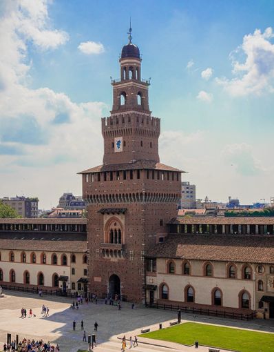 Giornata dell’Europa 2024: Milano illuminata con i colori dell’Unione europea