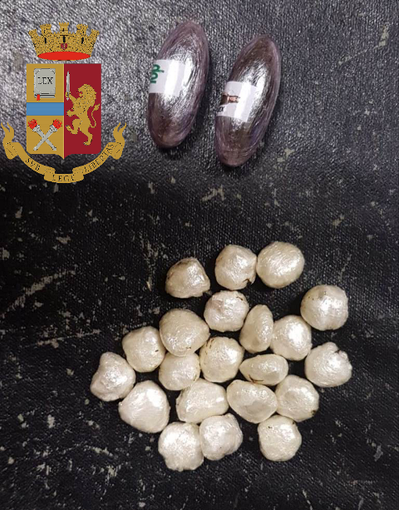 Nasconde la cocaina tra i biscotti: arrestato al C.P.R.