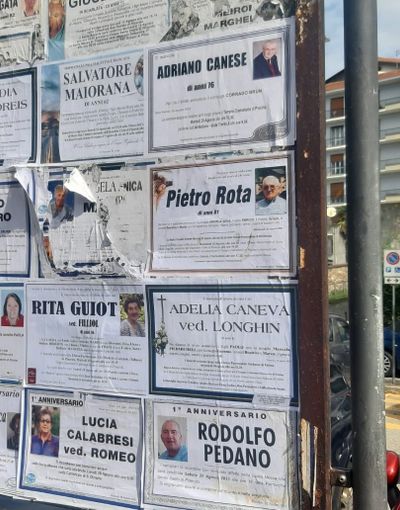 La bacheca di piazza Santa Croce, dove è affisso il manifesto funebre, preso di mira La bacheca di piazza Santa Croce, dove è affisso il manifesto funebre, preso di mira