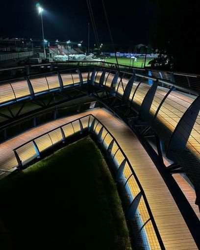 Beinasco accende l'estate con le luci a led sulla passerella Zuin Beinasco accende l'estate con le luci a led sulla passerella Zuin