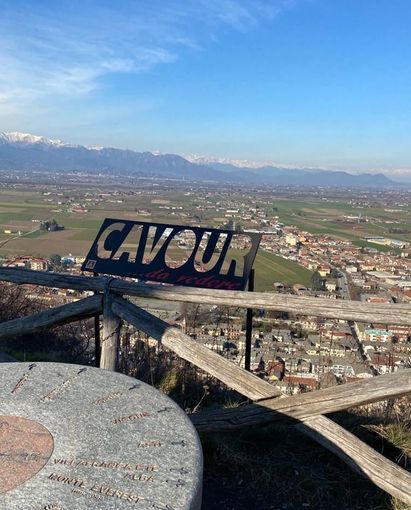 Scatto sul bordo del precipizio, rimossa la scritta da cartolina sulla Rocca di Cavour Scatto sul bordo del precipizio, rimossa la scritta da cartolina sulla Rocca di Cavour