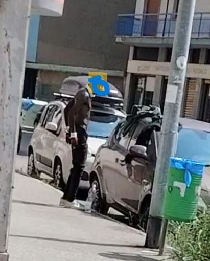 Rivoli, nudo si fa la “doccia” per strada tra gli sguardi attoniti dei passanti Rivoli, nudo si fa la “doccia” per strada tra gli sguardi attoniti dei passanti