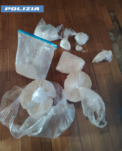 Il materiale sequestrato dalla Polizia