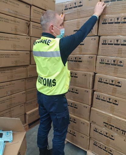 funzionario della dogana che controlla alcuni pacchi