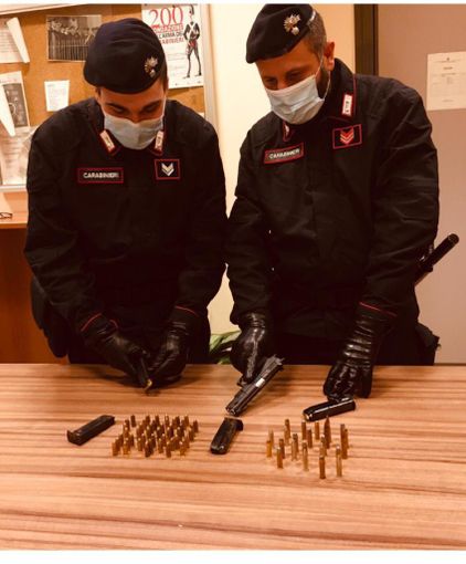 "Arrestatemi, ho una pistola", 31enne si costituisce ai carabinieri di Barriera di Milano "Arrestatemi, ho una pistola", 31enne si costituisce ai carabinieri di Barriera di Milano