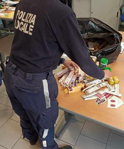 Porta Palazzo, i vigili sanzionano e denunciano una donna per commercio abusivo di farmaci