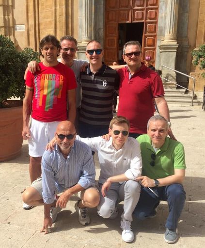 Da sx a dx. In piedi: Gigi Lentini, Beppe Gandolfo, Fabio Milano (Fondazione Mondonico) Peppe Anselmi (Picciotti)
