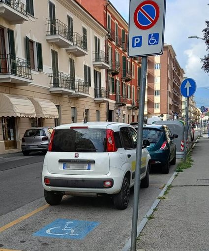 L’auto sullo stallo dei disabili