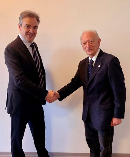 stretta di mano tra due persone