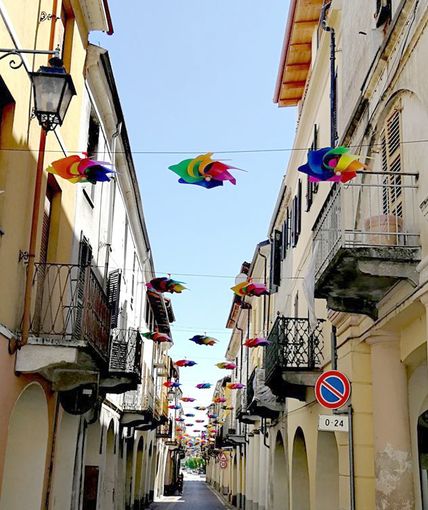 Girandole appese ai balconi e radio in filodiffusione: ecco l'estate crescentinese