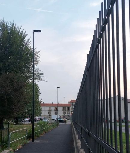 Illuminazione potenziata per aumentare la sicurezza vicino al giardino della 5