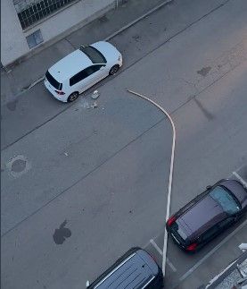 Crolla un palo della luce in via Avogadro: momenti di paura a Nichelino