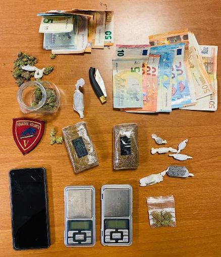 La droga era 'affare di famiglia': arrestato il maggiore e denunciato il fratello minorenne