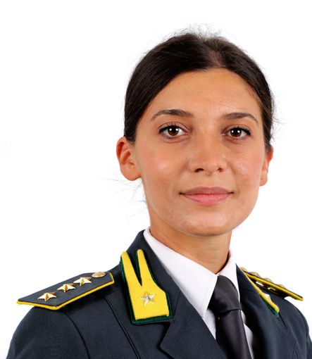 Donna in uniforme della Guardia di Finanza e gradi da capitano