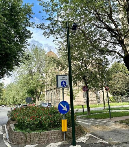 Un freno alla sosta selvaggia nell’area pedonale della Crocetta: nel 2025 arriva una telecamera Un freno alla sosta selvaggia nell’area pedonale della Crocetta: nel 2025 arriva una telecamera