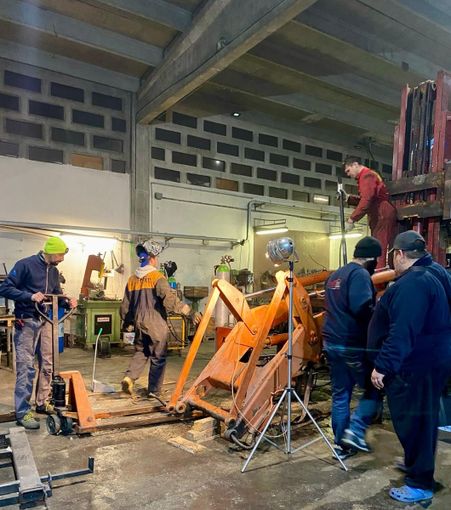 Gli Amici del Pellice mentre lavorano al carro di Carnevale